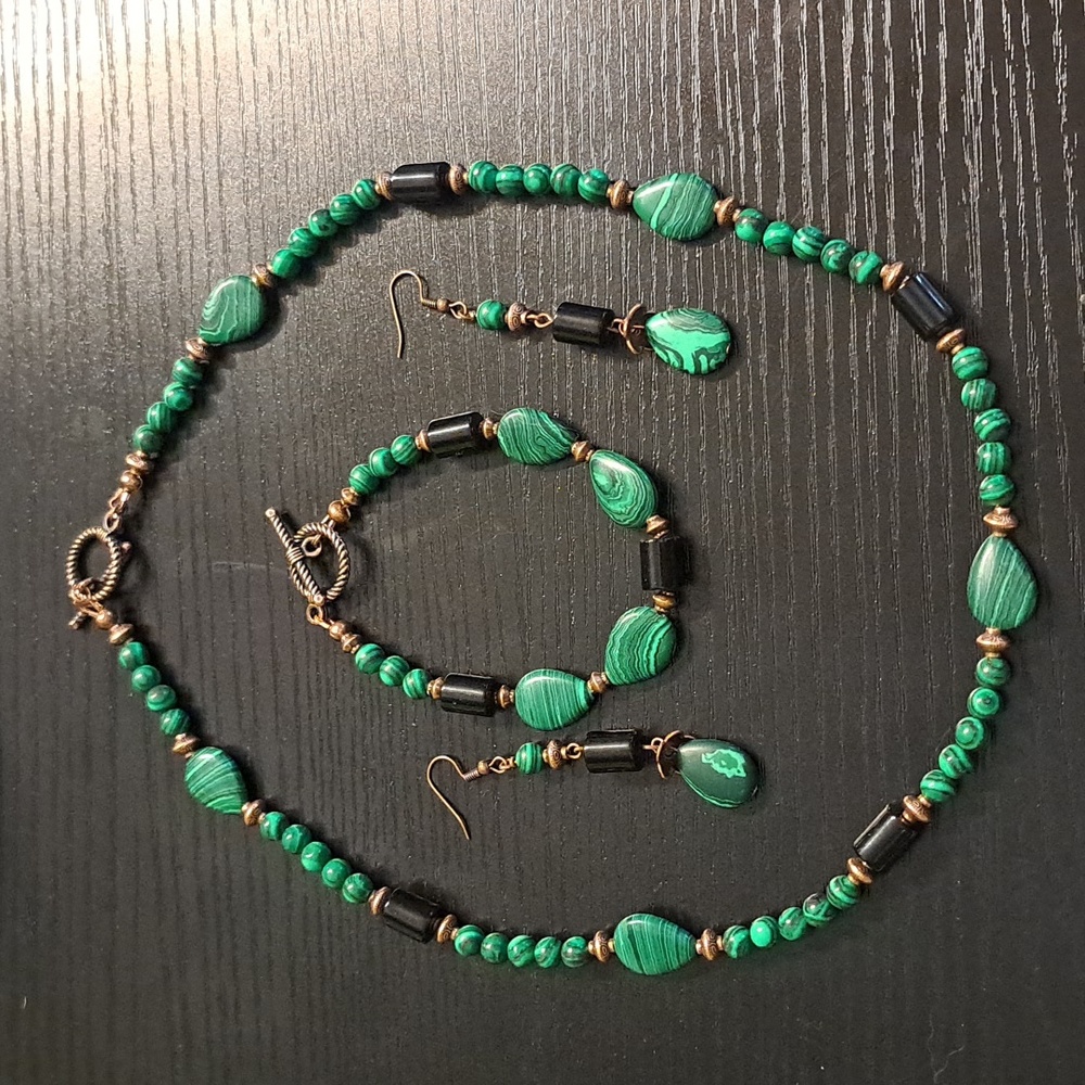 Striking Green Malachite & Onyx Beaded Necklace, Bracelet & Earrings in Copper